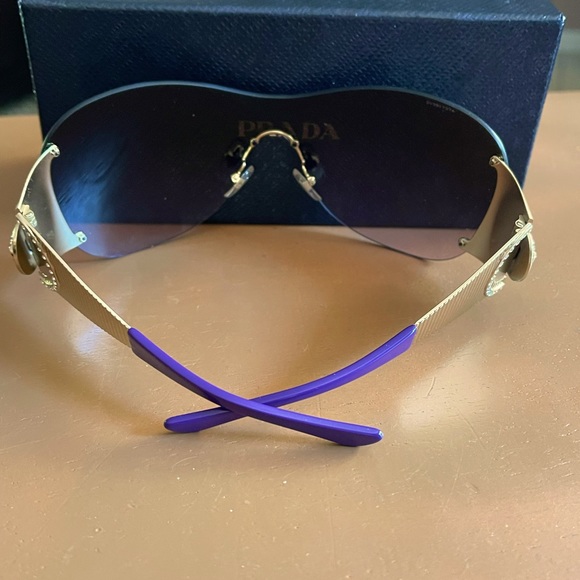 Vintage Versace sunglasses.new in the box - Picture 6 of 9